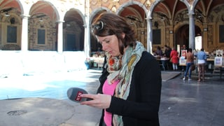 Purtret dad Esther Berther. Ella guarda intensiv sin il microfon en ses mauns. Davostiers èn da vesair arcadas dad ina curt. I dat ina fiera da cudeschs ed autra rauba en las arcadas. Purtret dad Esther Berther. Ella guarda intensiv sin il microfon en ses mauns. Davostiers èn da vesair arcadas dad ina curt. I dat ina fiera da cudeschs ed autra rauba en las arcadas.