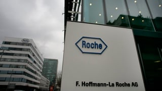 Tabla cun logo da Roche avant l'entrada dal concern a Basilea.