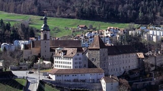 La catedrala e davant il chastè dal uvestg.