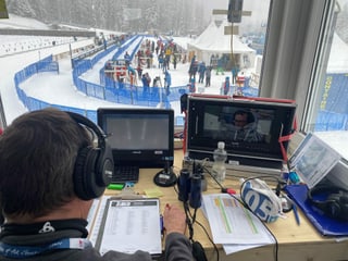 Il speaker da l'occurenza ha ina bella vista ora sin il stan da sajettar da l'arena da biatlon.