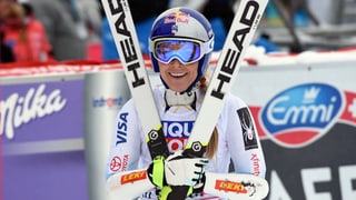 Lindsey Vonn tegn ses skis avant ella.