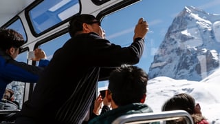 Visitaders che fotografeschen il Jungfraujoch. 