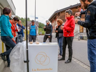 Persunas che stattan en rudella, e baivan café.  