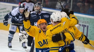 Trais giugaders da hockey che triumfeschan suenter avair fatg in gol.