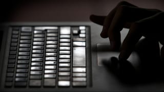 Purtret d'ina tastatura d'in laptop ed ina per mauns che scrivan. 