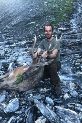 Jäger mit Hirsch.