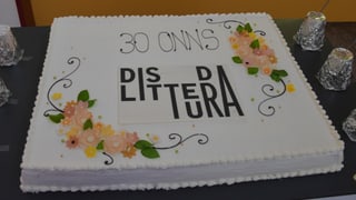 Ina petta da giubileum cun scrit: 30 onns Dis da litteratura