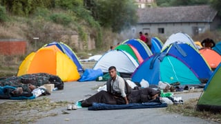 Fugitivs al cunfin cun la Serbia. 