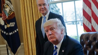Donald Trump sesa cun ina fatscha indignada en l'Oval Office ed ignorescha a Price che stat suenter el.