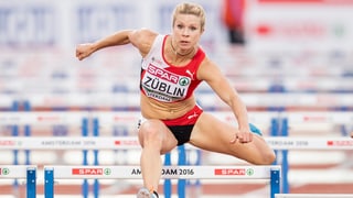 Linda Züblin curra sur ils obstachels. 