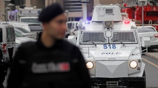 Maletg simbolic: La polizia tirca duai avair arrestà 30 schurnalists. 