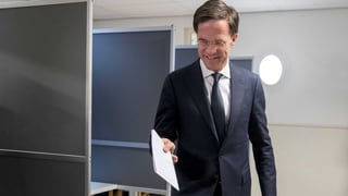 Il primminister actual Mark Rutte votescha.