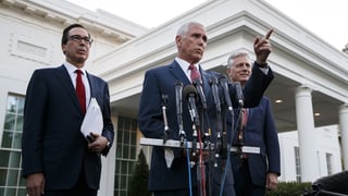Il vicepresident Mike Pence ha orientà glindesdi las medias: dretg il cussegliader per segirezza naziunala Robert O'Brien e sanester minister da finanzas Steven Mnuchin. 