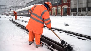 In um scua ils binaris da tren a Bellinoza.