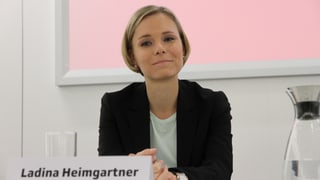La nova directura da RTR, Ladina Heimgartner, ad ina conferenza da medias.