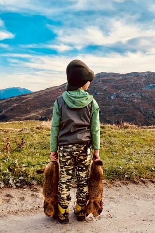 Mattia porta a chasa la preda che el ha fatg cun ses bab.