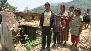 ina famiglia nepalaisa stat avant sia chasa destruida entras il terratrembel