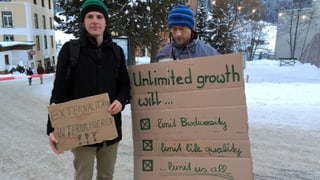 Dus demonstrants cunter il WEF.