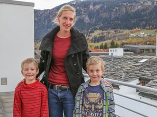 La mamma Svenia Leeman cun ils schumellins Gian e Nils. 