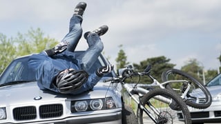 Manischunzs dad in velo electric collidescha cun in auto.