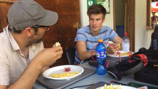 Pietro Jacomet e Rafael Müller (san.) laschan gustar ils pommes frites al Lai Barnagn.