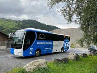 Il bus dalla equipa da Grasshoppers blau ed alv, las tipicas colurs da GC.