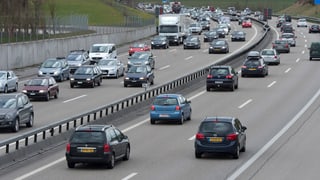 vista sin in'autostrada cun bler traffic d'autos