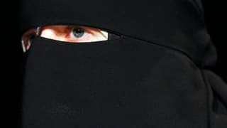 Persuna cun ina burka. 