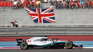 L'auto da Hamilton sin la pista. Davostier ina bandiera brita.