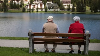 Dus seniors - in um ed ina dunna - sesan sin in baun al lai dad Arosa - ins vesa els da davos