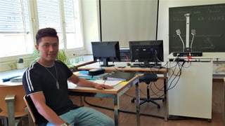 Ina foti da Khalil en stanza da scola a Schiers, Leu fa el pil mument in onn da scolaziun integrativa. Ina foti da Khalil en stanza da scola a Schiers, Leu fa el pil mument in onn da scolaziun integrativa.