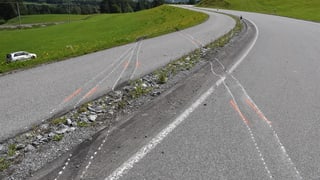 Via da Glion a Castrisch cun marcas nua che l'auto e charrà. L'auto è en il prà dasperas. 
