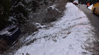 In auto schlischnà giu dad ina costa. Sin via polizia ed auto da posta.