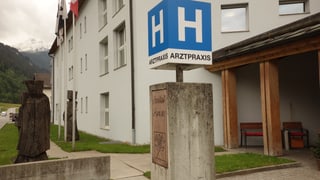La chasa da tgira ed attempads cun ospital.