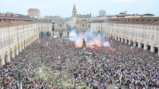 Ina massa da glieud sin ina plazza Ina massa da glieud sin ina plazza