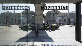 La banca Raiffeisen a Turitg da dadens anora cun logo.