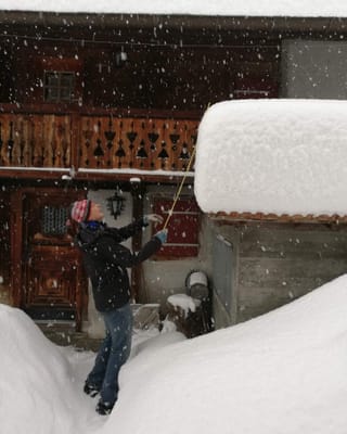Redactur RTR Hubert Giger ha mesirà 1 meter naiv a Fravia en Val Medel.