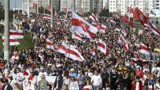 fullas da demonstrants cun la bandiera alv-cotschen-alva fullas da demonstrants cun la bandiera alv-cotschen-alva