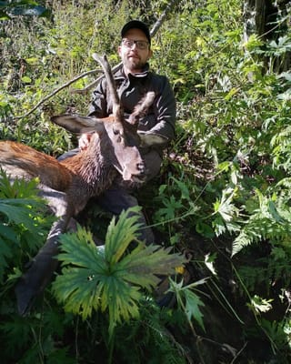 Damian Bundi cun in spezial furtget ch'el ha sajettà en la Val Medel.