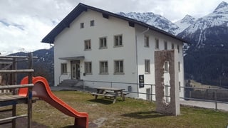 La veglia chasa da scola a Tschlin è oz il center «Bainesser».