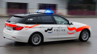 Maletg da simbol cun si in auto da polizia dal chantun Fribourg. 