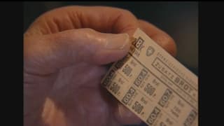 Maun vegl che tegna carta cun cupons. Maun vegl che tegna carta cun cupons.