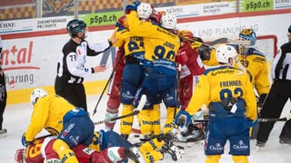 Ina gruppa da giugaders da hockey davant il gol, la porta.