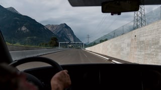 Auto sin via.