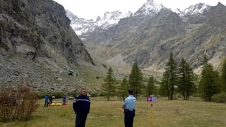 Dus umens avant ina muntogna, davostier 3 baras