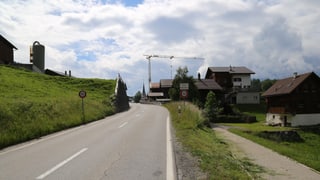 La via principala fa ina storscha a la entrada dal vitg da Flond La via principala fa ina storscha a la entrada dal vitg da Flond