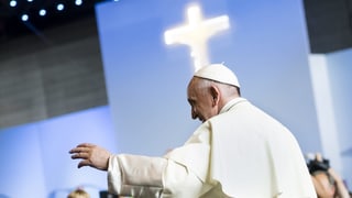 Purtret da papa Francestg duant in pled. 