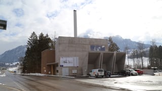 In grond bajetg da betun cun paucas fanestras, in pitschen chamin satigl sin tetg e plirs autos parcads davant chasa. In grond bajetg da betun cun paucas fanestras, in pitschen chamin satigl sin tetg e plirs autos parcads davant chasa.