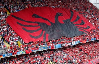 Ils fans Albanais en il stadion a Lens. 