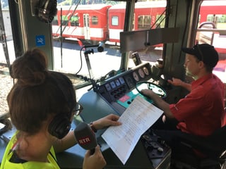Gierina Gabirel rapporta live al radio da sias impressiuns en viadi cun il locomotivist.